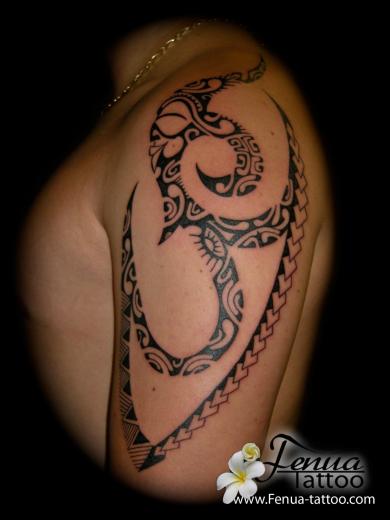 13a°) epaule tattoo polynesien
